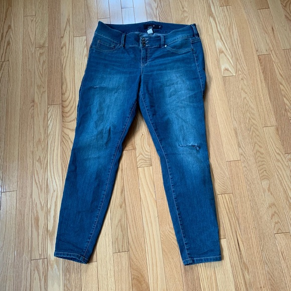 torrid Denim - torrid Distressed Jegging